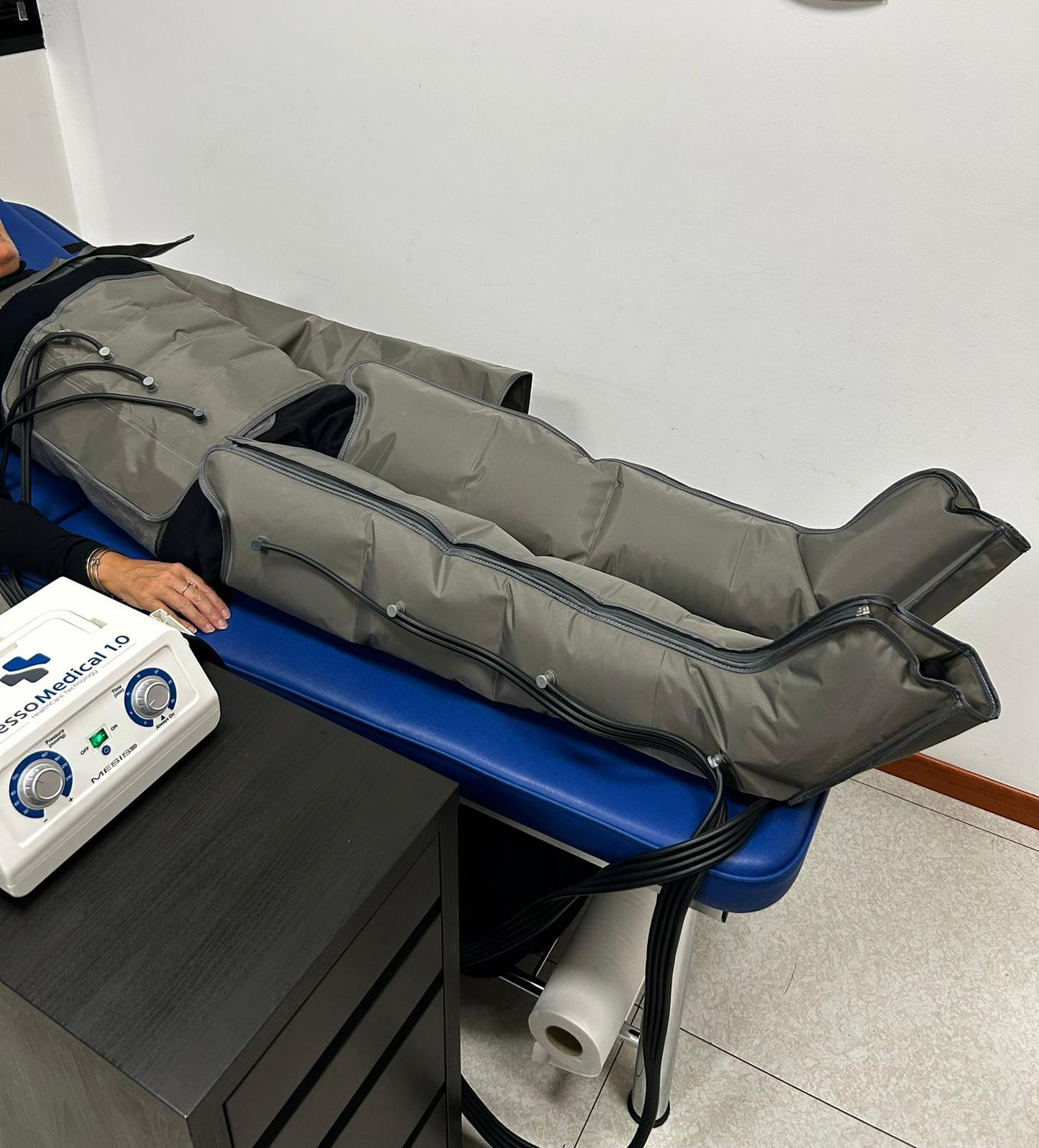 Paziente durante la pressoterapia